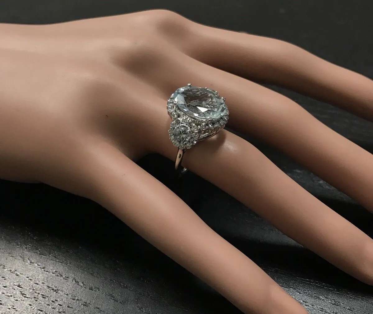 6.90 Carats Exquisite Natural Aquamarine and Diamond 14K Solid White Gold Ring