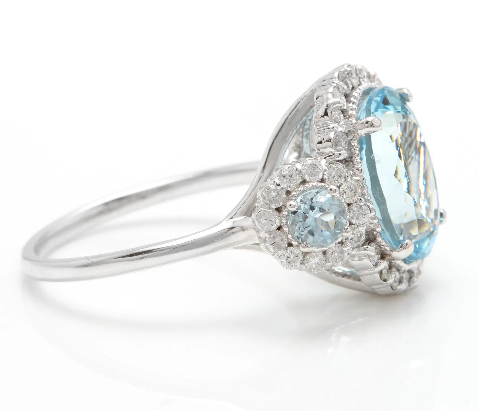 6.90 Carats Exquisite Natural Aquamarine and Diamond 14K Solid White Gold Ring
