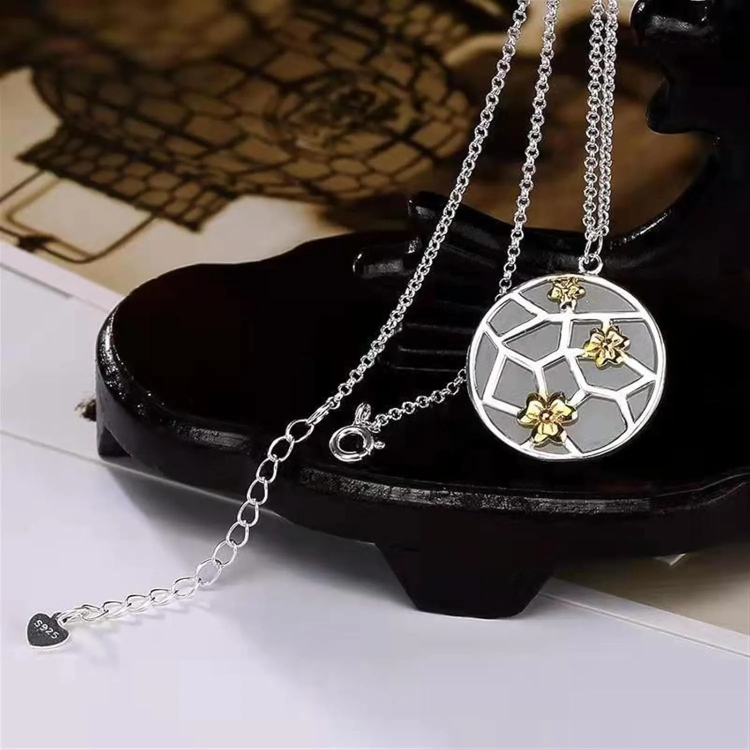 Blossom Round Pendant Necklace Niche Design Light Luxury Geometric Shape Women Jewelry 1Pcs
