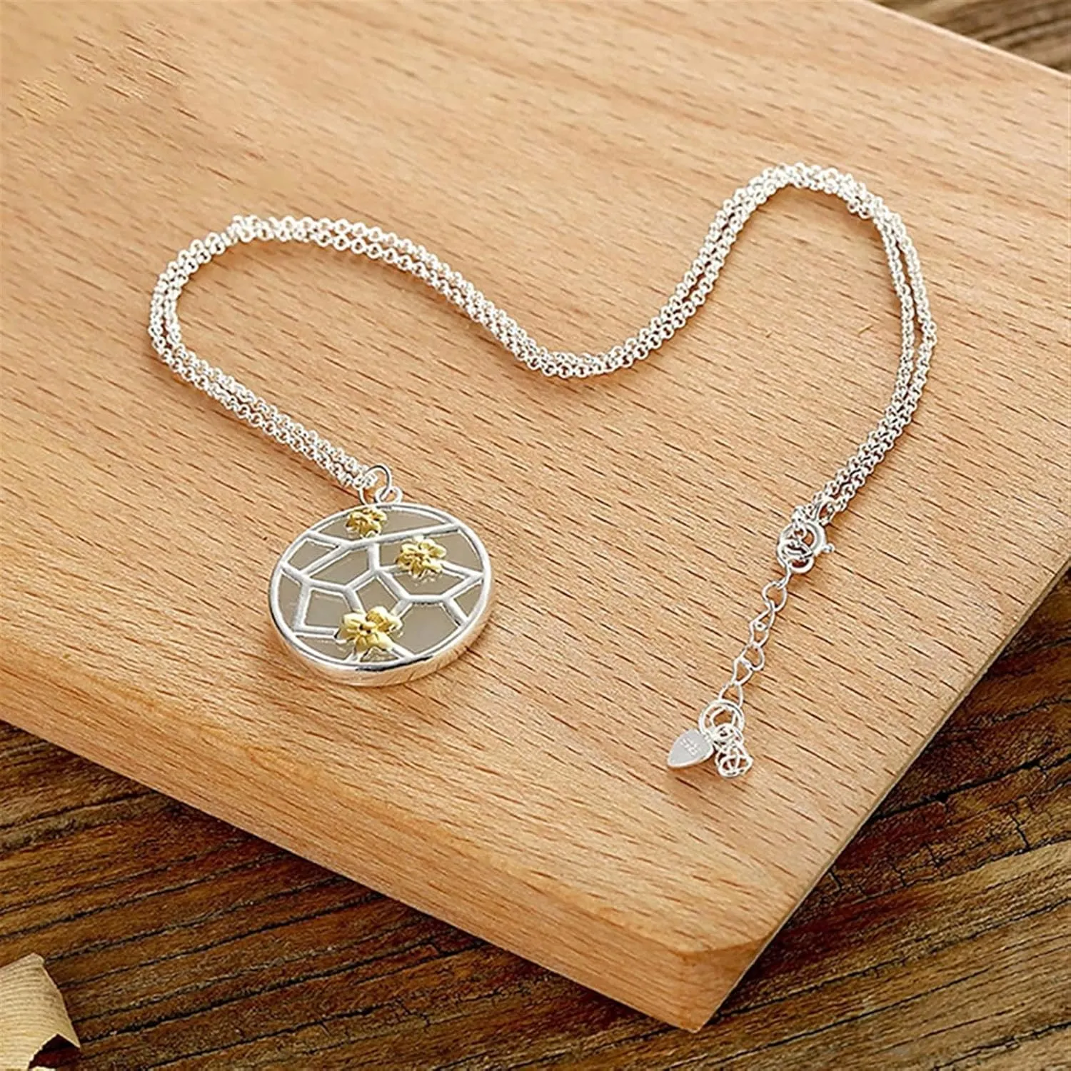 Blossom Round Pendant Necklace Niche Design Light Luxury Geometric Shape Women Jewelry 1Pcs
