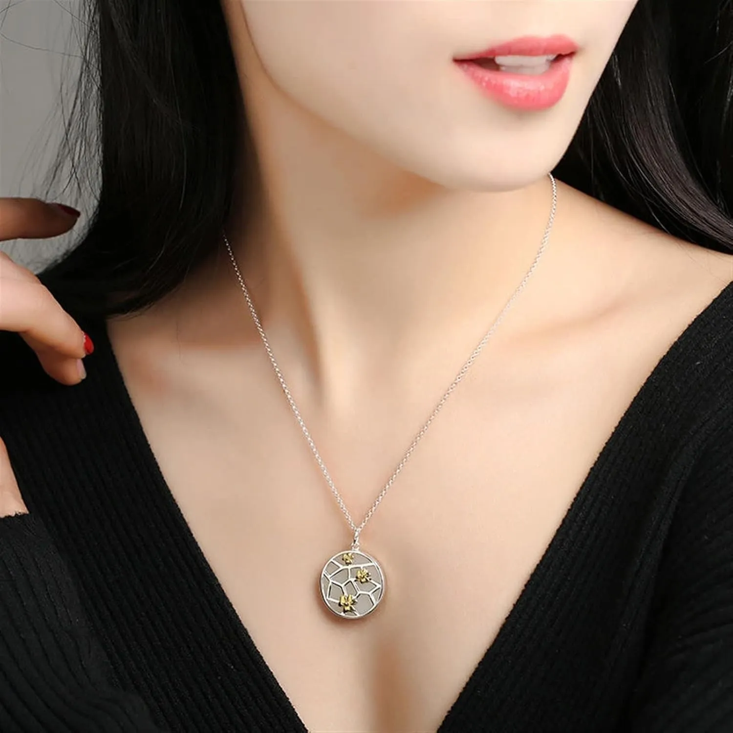 Blossom Round Pendant Necklace Niche Design Light Luxury Geometric Shape Women Jewelry 1Pcs