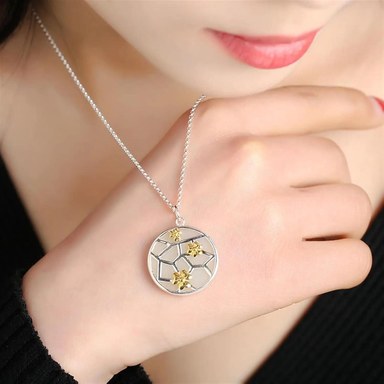 Blossom Round Pendant Necklace Niche Design Light Luxury Geometric Shape Women Jewelry 1Pcs