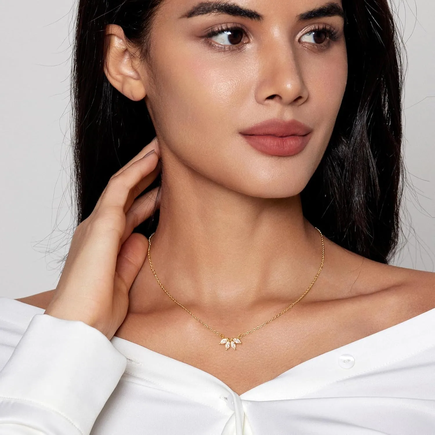 Diamond Pendant Necklace for Women, Dainty Gold Necklace 18k Gold Plated Paperclip Choker Necklaces Cute Open Oval Necklaces Simple Gold Necklace Jewelry Gifts for Women Trendy