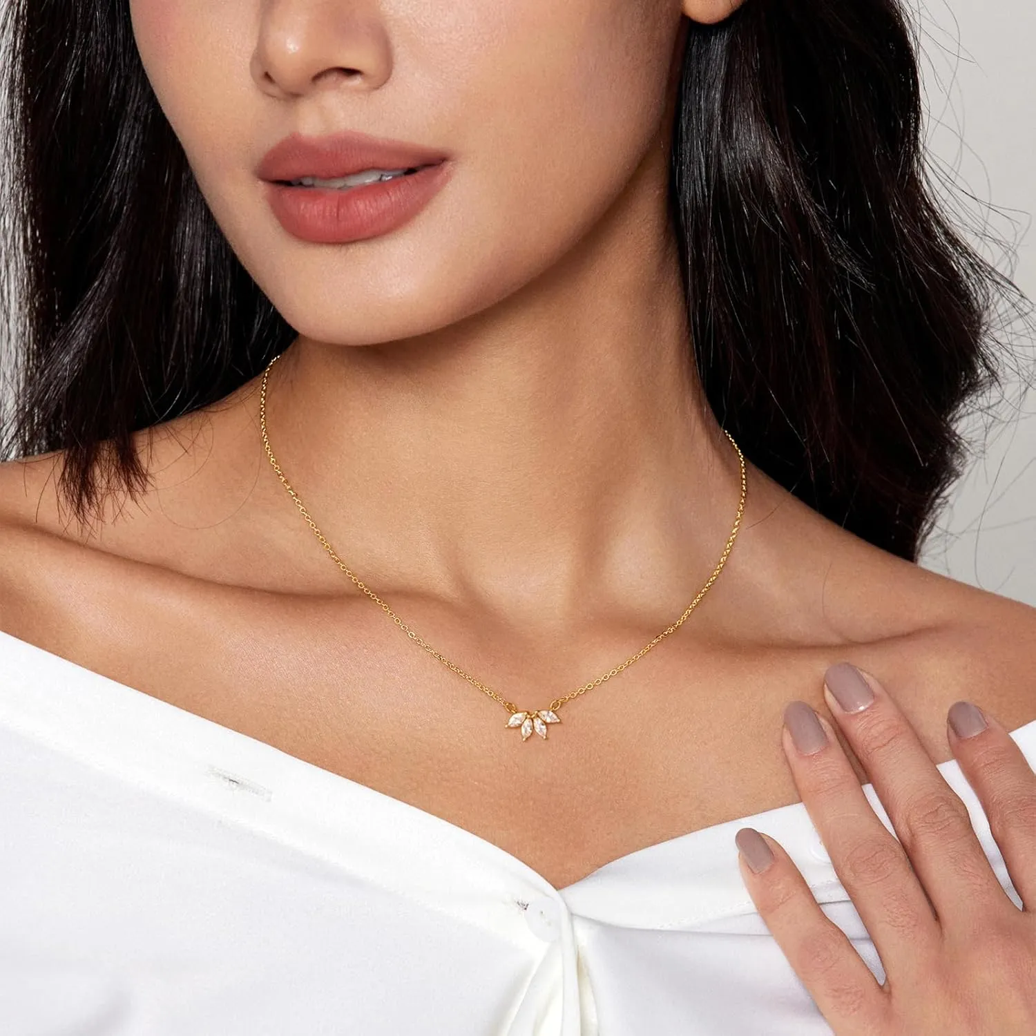 Diamond Pendant Necklace for Women, Dainty Gold Necklace 18k Gold Plated Paperclip Choker Necklaces Cute Open Oval Necklaces Simple Gold Necklace Jewelry Gifts for Women Trendy