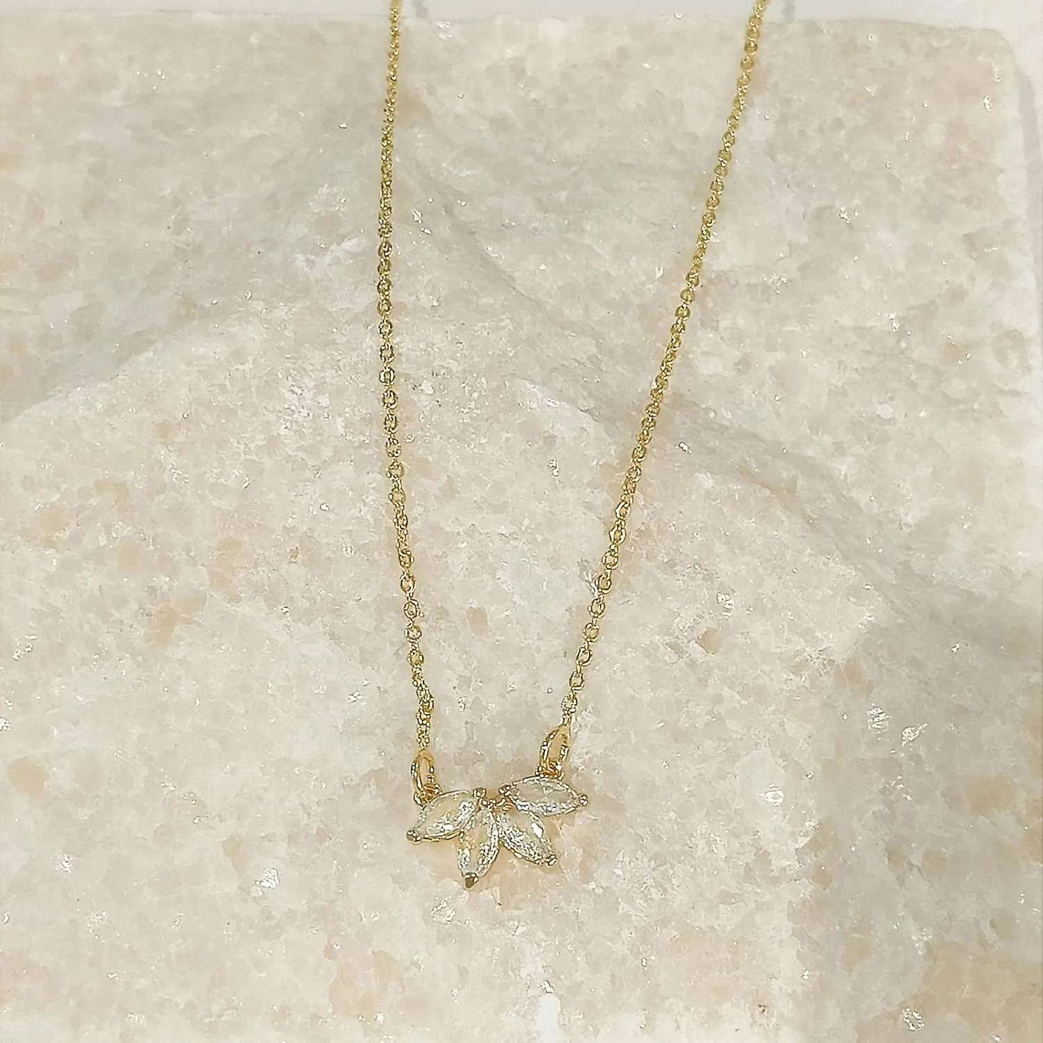 Diamond Pendant Necklace for Women, Dainty Gold Necklace 18k Gold Plated Paperclip Choker Necklaces Cute Open Oval Necklaces Simple Gold Necklace Jewelry Gifts for Women Trendy