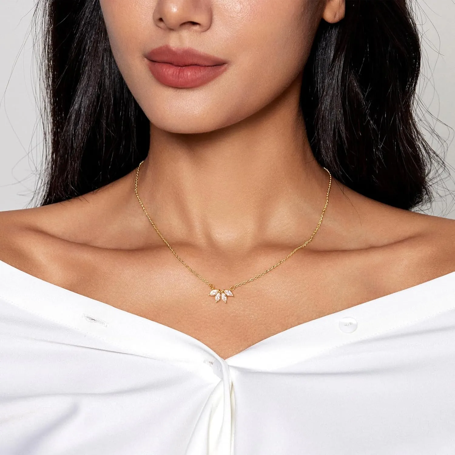 Diamond Pendant Necklace for Women, Dainty Gold Necklace 18k Gold Plated Paperclip Choker Necklaces Cute Open Oval Necklaces Simple Gold Necklace Jewelry Gifts for Women Trendy