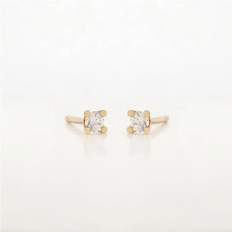 Natural diamond stud earrings